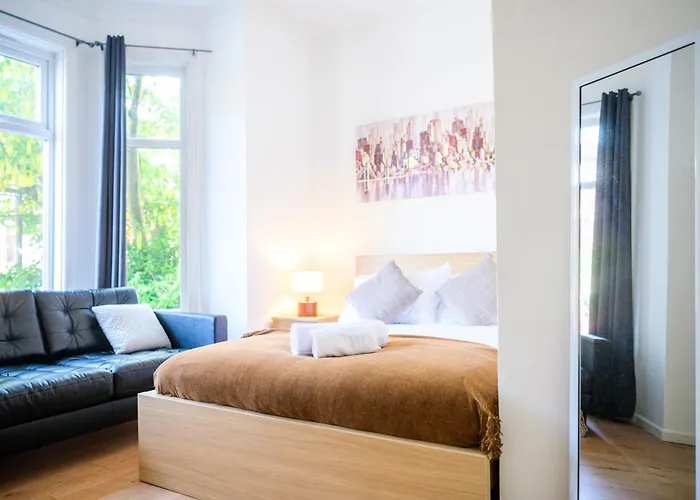 Purple Blossom, 2 Bed Apartment, Wi-fi, Near Didsbury, Free Parking * 曼彻斯特