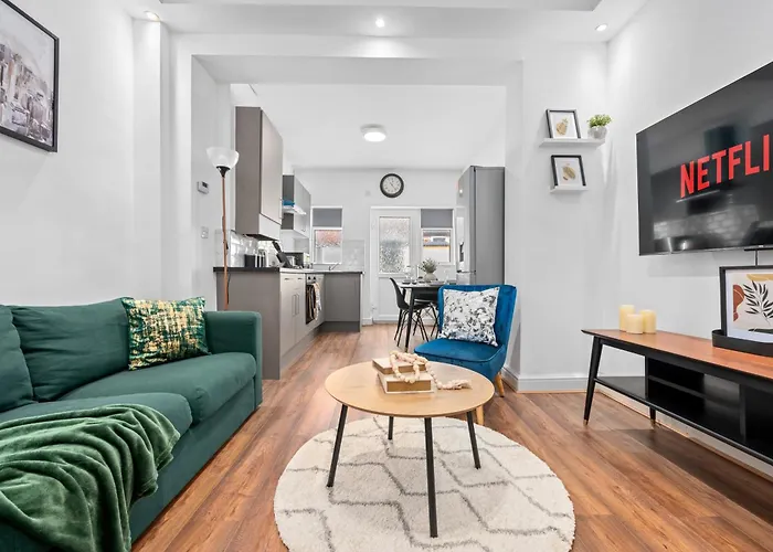 Spacious 4-bed Luxury - Garden, Free Parking, Sleeps 8