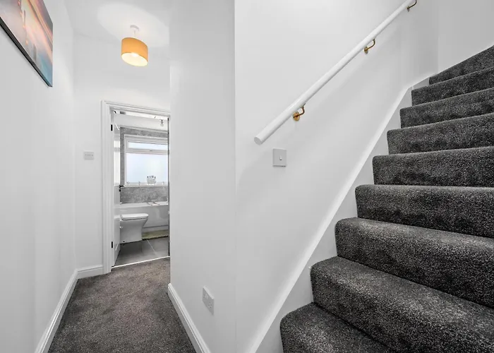 Spacious 4-bed Luxury - Garden, Free Parking, Sleeps 8 Apartamento *