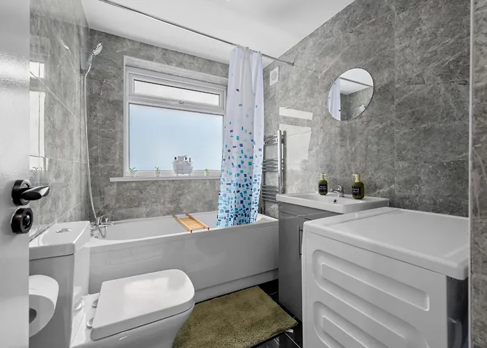 Spacious 4-bed Luxury - Garden, Free Parking, Sleeps 8 Apartamento *