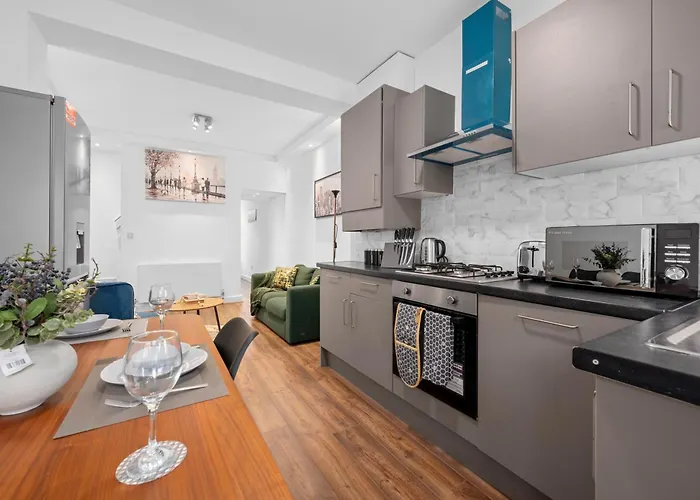 Spacious 4-bed Luxury - Garden, Free Parking, Sleeps 8