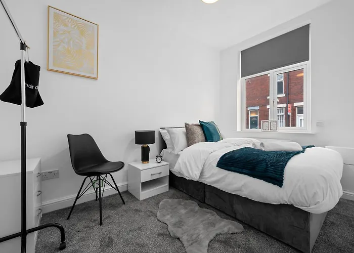 Spacious 4-bed Luxury - Garden, Free Parking, Sleeps 8