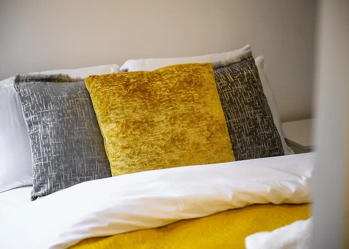 Spacious 4-bed Luxury - Garden, Free Parking, Sleeps 8 Apartamento *