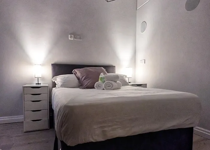 Beautiful 5 Bedroom Sleeps 12 People In