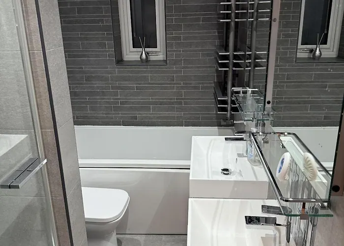 Beautiful 5 Bedroom Sleeps 12 People In 펜션 맨체스터