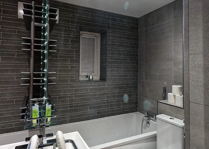 Beautiful 5 Bedroom Sleeps 12 People In *