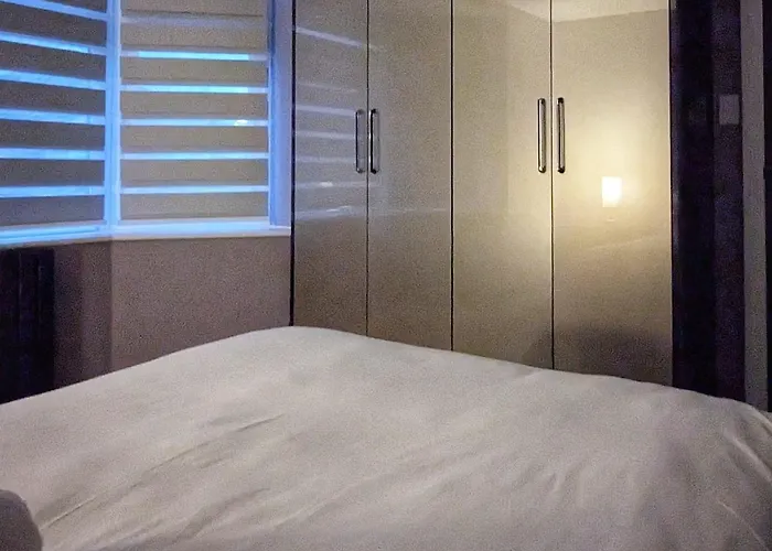 Beautiful 5 Bedroom Sleeps 12 People In