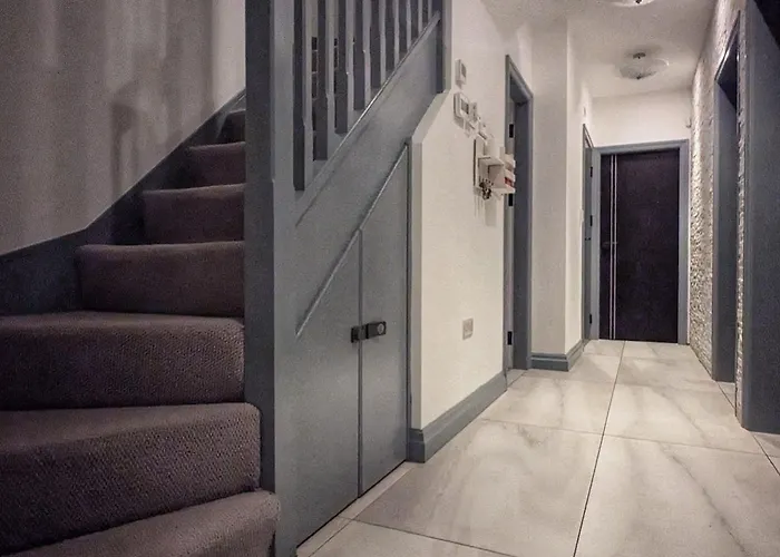 Beautiful 5 Bedroom Sleeps 12 People In 펜션