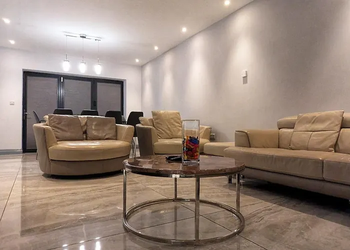 Beautiful 5 Bedroom Sleeps 12 People In 펜션 *