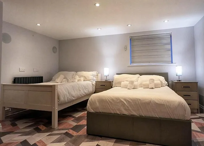 Beautiful 5 Bedroom Sleeps 12 People In *