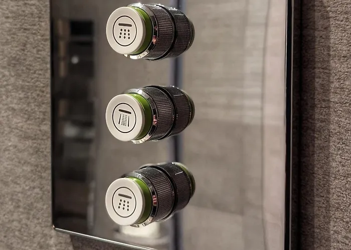 Beautiful 5 Bedroom Sleeps 12 People In *