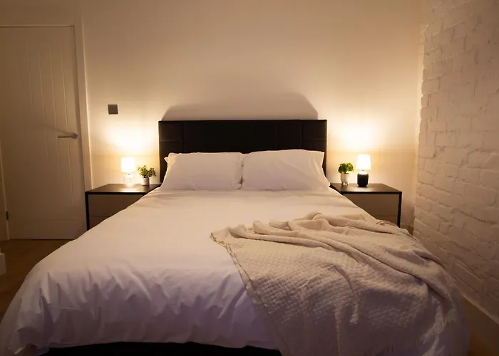 Stylish Cosy 4-bed Home, Sleeps Up To 10 With Large Sofa Bed, Near Royal Infirmary & Universities, Free Parking & Ultra-fast Wifi Holiday home