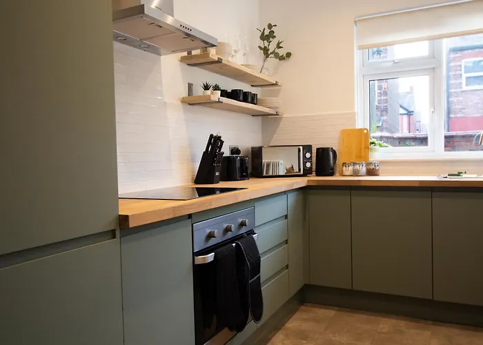 Stylish Cosy 4-bed Home, Sleeps Up To 10 With Large Sofa Bed, Near Royal Infirmary & Universities, Free Parking & Ultra-fast Wifi Holiday home *