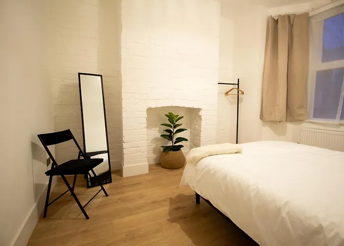 Stylish Cosy 4-bed Home, Sleeps Up To 10 With Large Sofa Bed, Near Royal Infirmary & Universities, Free Parking & Ultra-fast Wifi