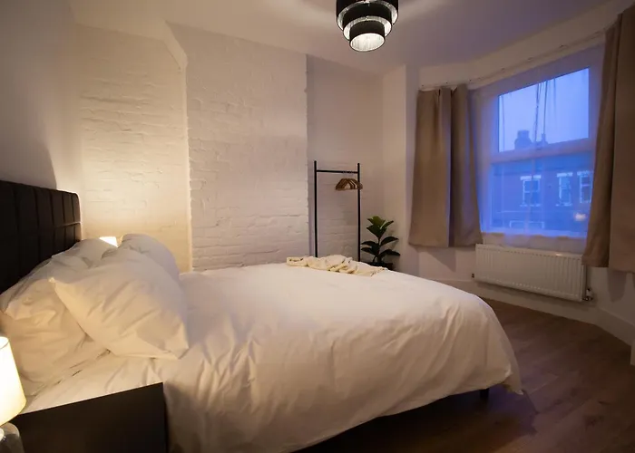 Stylish Cosy 4-bed Home, Sleeps Up To 10 With Large Sofa Bed, Near Royal Infirmary & Universities, Free Parking & Ultra-fast Wifi 度假居