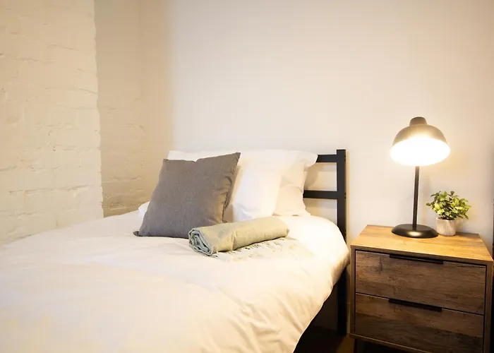 Stylish Cosy 4-bed Home, Sleeps Up To 10 With Large Sofa Bed, Near Royal Infirmary & Universities, Free Parking & Ultra-fast Wifi *