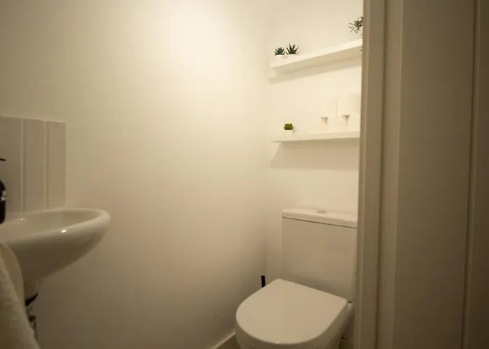 Stylish Cosy 4-bed Home, Sleeps Up To 10 With Large Sofa Bed, Near Royal Infirmary & Universities, Free Parking & Ultra-fast Wifi