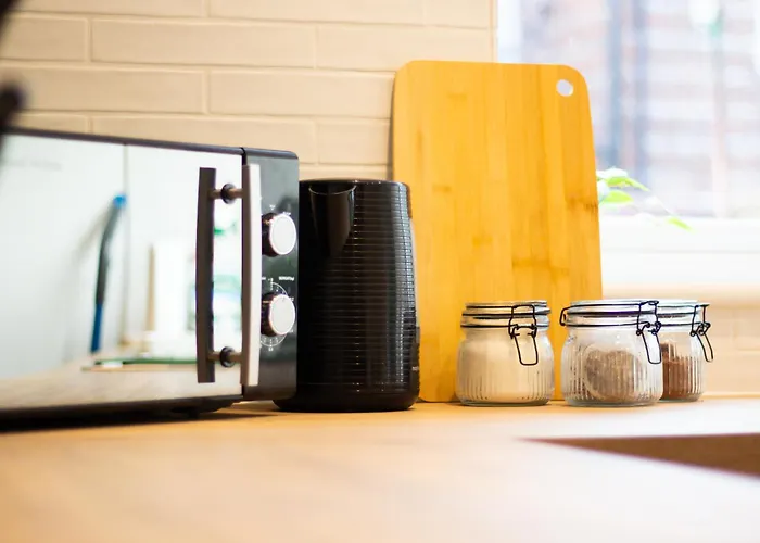 Stylish Cosy 4-bed Home, Sleeps Up To 10 With Large Sofa Bed, Near Royal Infirmary & Universities, Free Parking & Ultra-fast Wifi