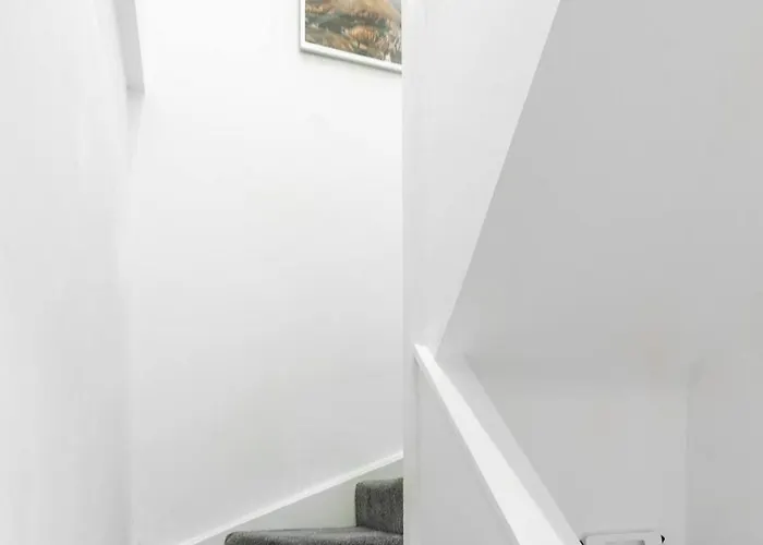 Casa Cove 2f Flat Free Parking - 5min To Hospital Apartman