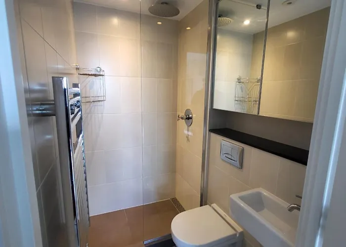 Spectacular Private Bedroom In 2 Bedroom Kwatera prywatna Manchester