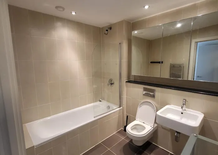 Spectacular Private Bedroom In 2 Bedroom Kwatera prywatna Manchester