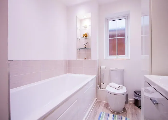 Charming 1br House In Eccles With Free Parking Feriehus