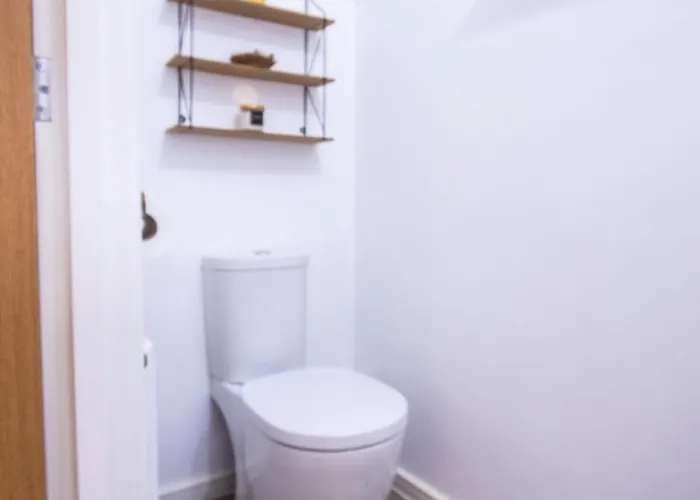 Feriehus Charming 1br House In Eccles With Free Parking Manchester