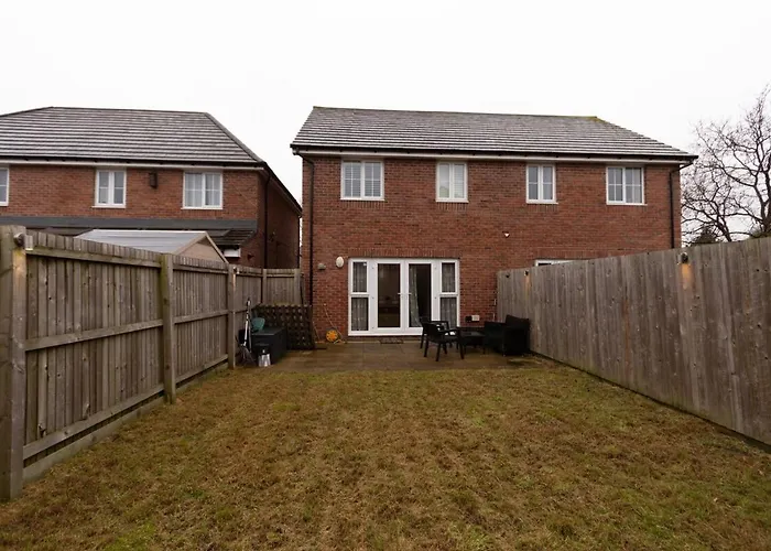 Feriehus Charming 1br House In Eccles With Free Parking