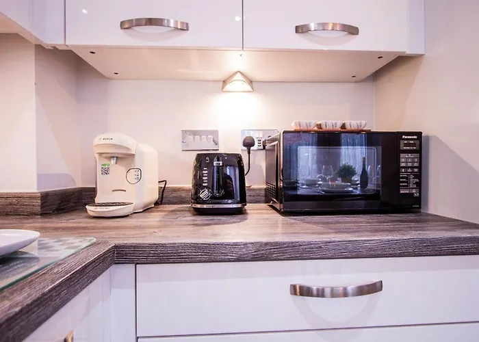 Charming 1br House In Eccles With Free Parking Feriehus