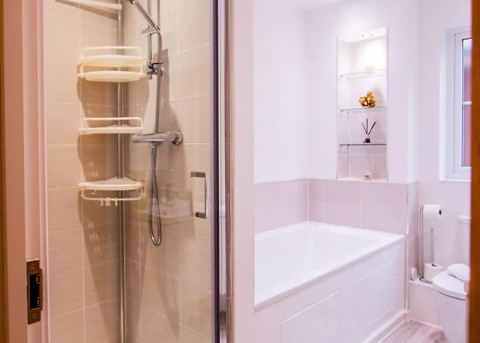 Charming 1br House In Eccles With Free Parking Feriehus *