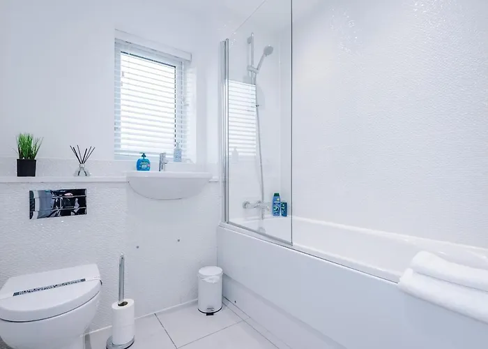 Stylish 3-bedroom House - Brand New * Mánchester