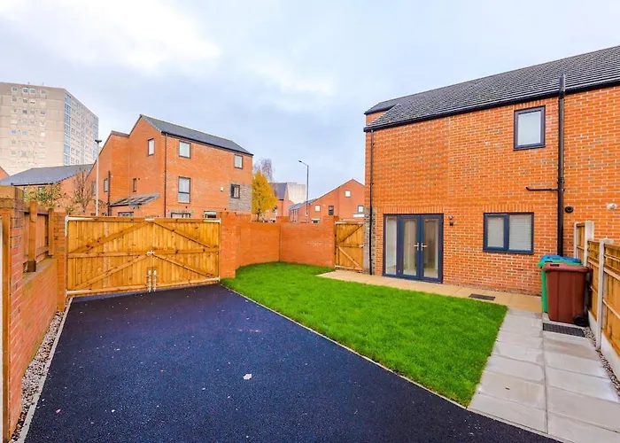 Stylish 3-bedroom House - Brand New Mánchester