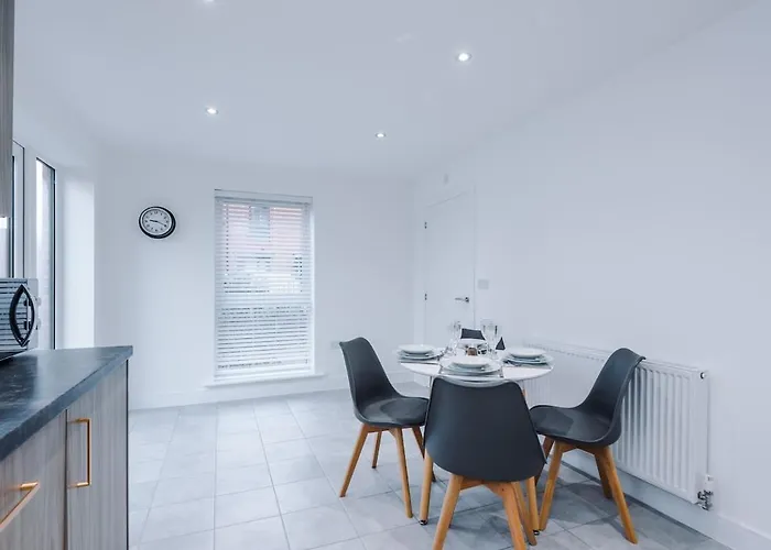 Stylish 3-bedroom House - Brand New * Mánchester