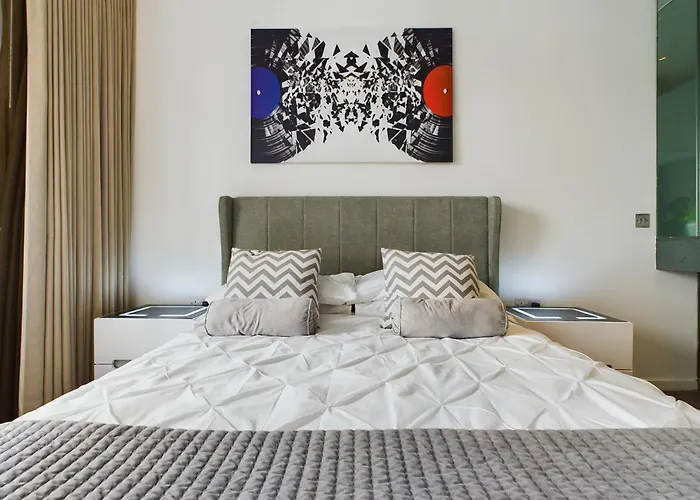 Apartment Amazing Skyline Views 3br Duplex With Free Parking