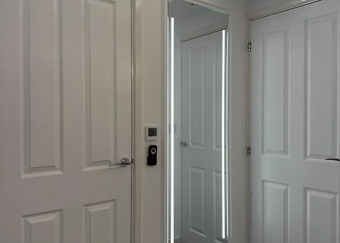 Private Bedroom In Unique Luxury House, Salford, 맨체스터