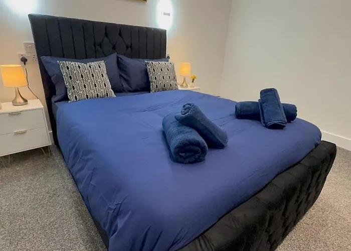 Cozy 5-bed Caldecott Stays-sleep 6 Mánchester