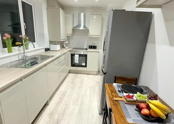 Cozy 5-bed Caldecott Stays-sleep 6 Feriehus *