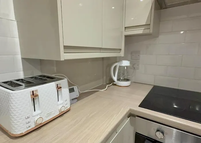 Cozy 5-bed Caldecott Stays-sleep 6 مانشستر