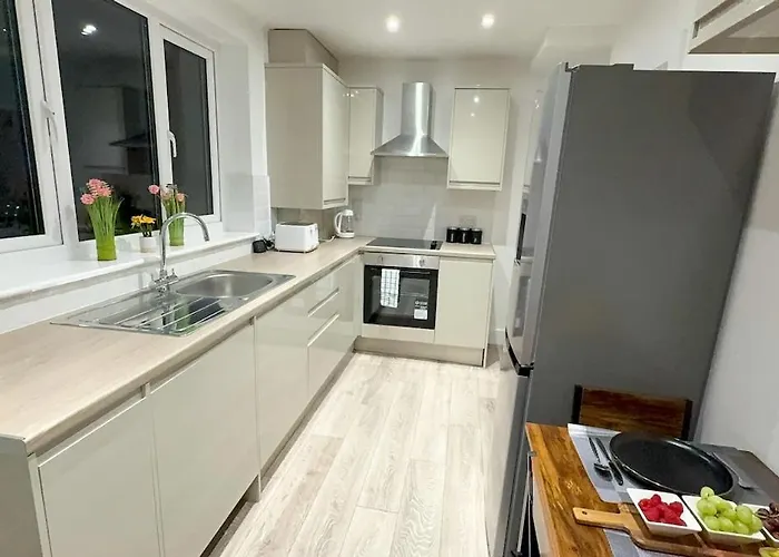 Cozy 5-bed Caldecott Stays-sleep 6 *