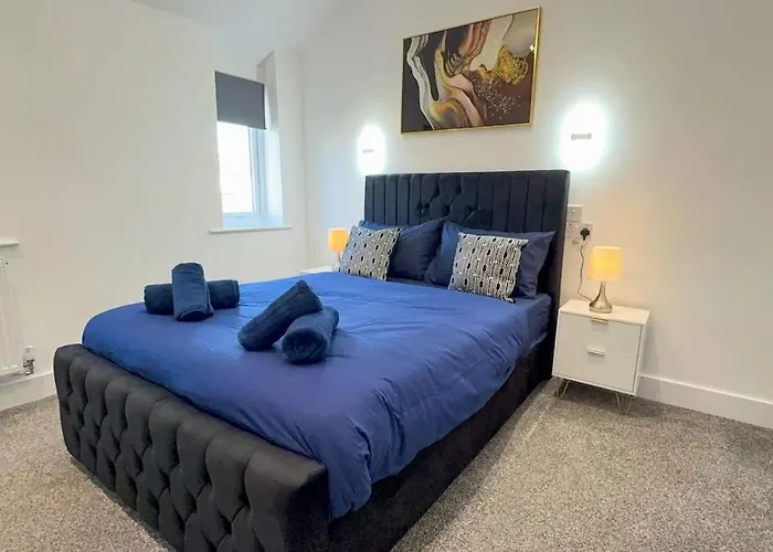 Cozy 5-bed Caldecott Stays-sleep 6 Feriehus