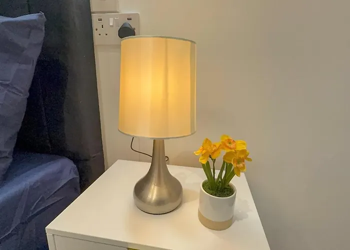 Cozy 5-bed Caldecott Stays-sleep 6 Feriehus *