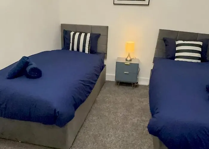 Cozy 5-bed Caldecott Stays-sleep 6 بيت للعطل *