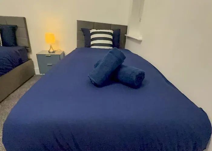 Cozy 5-bed Caldecott Stays-sleep 6 Feriehus Manchester