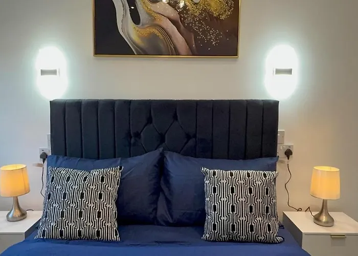 Cozy 5-bed Caldecott Stays-sleep 6 مانشستر