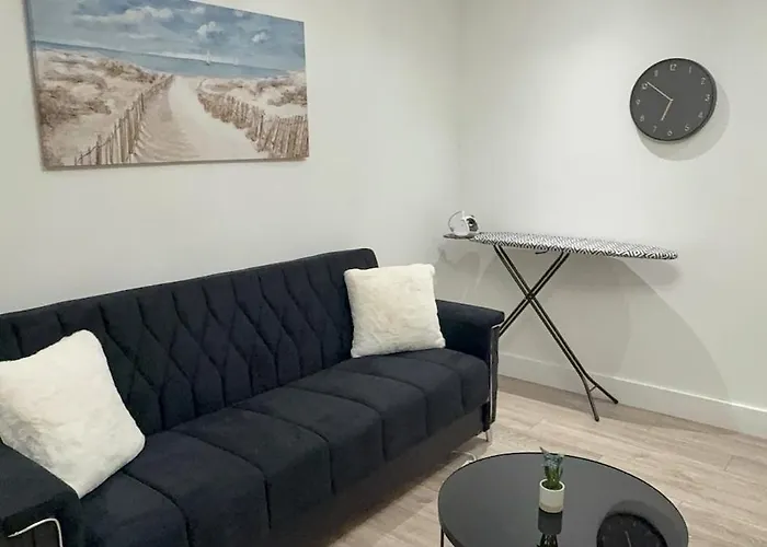 Cozy 5-bed Caldecott Stays-sleep 6 Feriehus