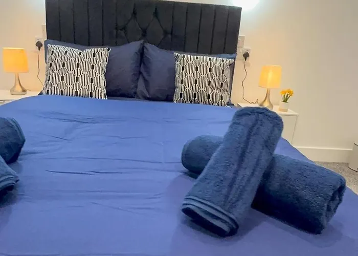 Cozy 5-bed Caldecott Stays-sleep 6 Manchester