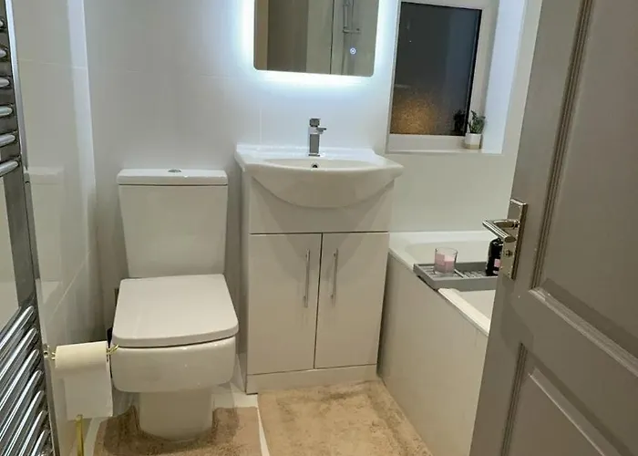 Cozy 5-bed Caldecott Stays-sleep 6 *