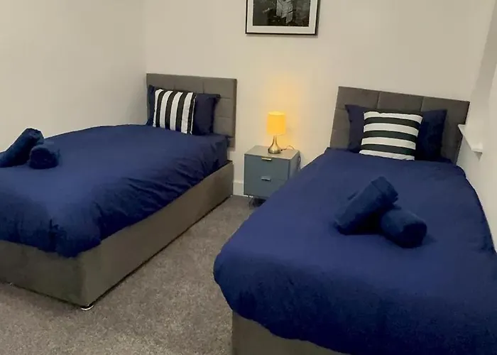 Cozy 5-bed Caldecott Stays-sleep 6 Mánchester