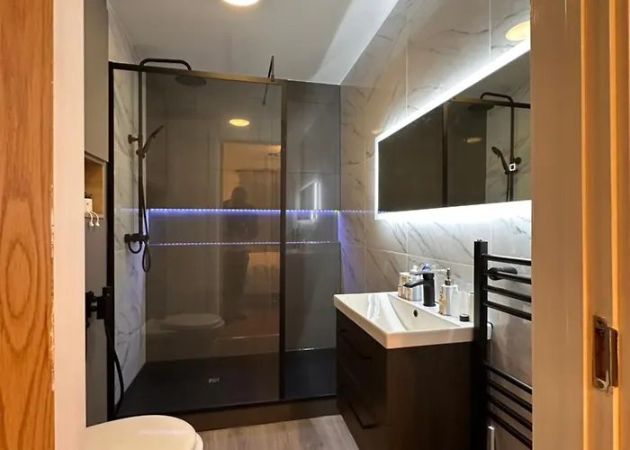 Centrally Located Modern 2 Bedroom Apartment, Minutes Walk To Ao Arena *