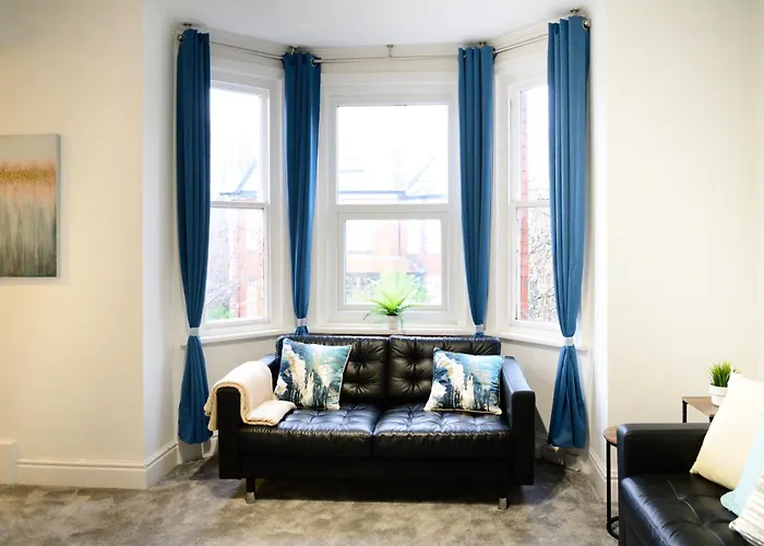 Aqua Springs, 2 Bedroom Sofa Bed, Sleeps 6, 1st Floor Apartment, Near Didsbury 맨체스터